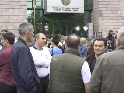Անհապաղ որոշում կայացրեք, եւ ոչ թե վիզներդ ծուռ նայեք դեպի Հանրապետության հրապարակ. Քոչարյանի աջակիցները` դատարանին
