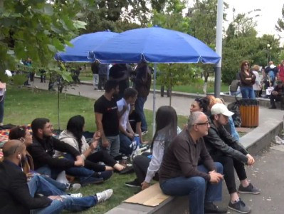 Armenia 2nd President supporters launch sit-in in front of court building