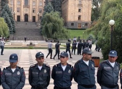 Ոստիկանները պաշարել են ԱԺ պուրակի մուտքը, որտեղից պետք է սկսվի երթ՝ ի պաշտպանություն Ամուլսարի