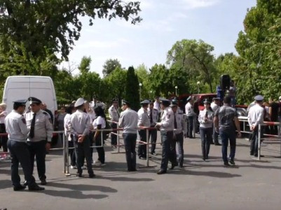 Armenia ex-President Kocharyan supporters again protesting outside Yerevan court