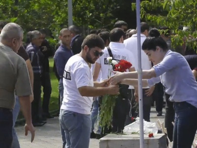 Robert Kocharyan’s supporters march towards the Pantheon