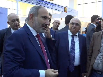Նիկոլ Փաշինյանը այցելել է EXPO 2019 ցուցահանդես. Աննա Հակոբյանին ցուցահանդեսին կարմիր պայուսակ նվիրեցին