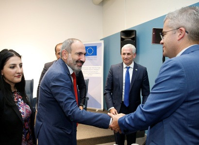 Armenia PM meets with civil society representatives