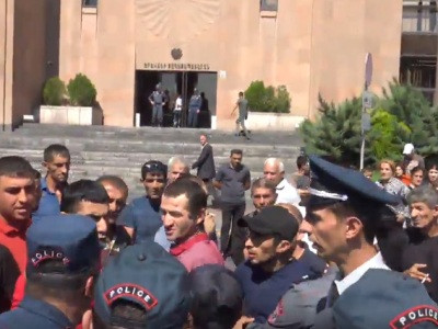 «Սանիթեք»-ի աշխատակիցների ակցիան՝ քաղաքապետարանի դիմաց. պահանջում են իրենց աշխատավարձը