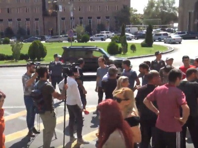 «Սանիթեքի» աշխատակիցները փորձեցին փակել փողոցը. Ոստիկանների հետ հրմշտոց սկսվեց