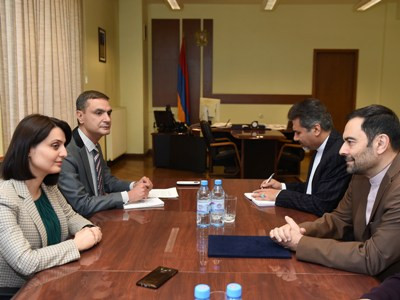 Armenian official meets with outgoing Iran Ambassador