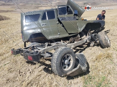 Սյունիքում Վիլիսը կողաշրջված վիճակում հայտնվել է դաշտում. Վարորդին օգնության են հասել քաղաքացիները (ֆոտո)