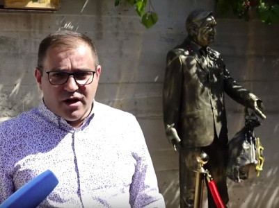 ՎԵՏՕ-ն «Բաց հասարակություն հիմնադրամներ-Հայաստան» գրասենյակի առջեւ բացել է Ջորջ Սորոսի արձանը