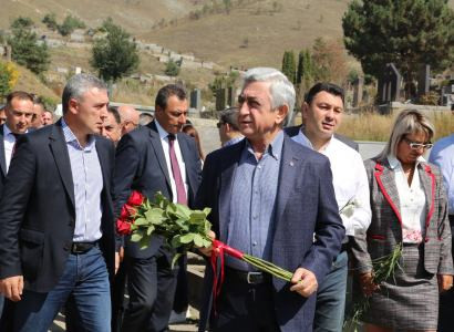 Սերժ Սարգսյանը Վանաձորում է. Հանրապետականները հարգեցին զոհված ազատամարտիկների հիշատակը (ֆոտո)