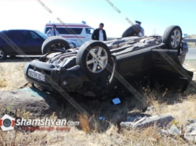 Խոշոր վթար Պռոշյան գյուղում. բախվել են Nissan X-Trail-ը եւ УАЗ-ը․ Nissan-ը գլխիվայր շրջվել է