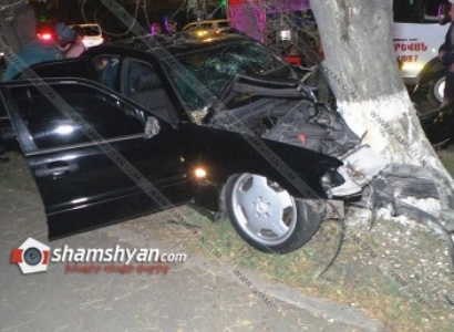 Երեւանում Mercedes-ը բախվել է ծառին․ վարորդն ու 2 ուղևորները հոսպիտալացվել են