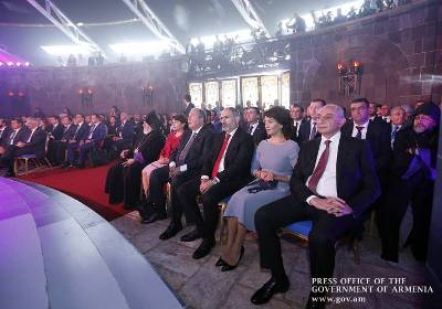 «Հրապարակ». Անկախության օրը միջոցառմանը բարձրաստիճան շատ պաշտոնյաներ դրսում են մնացել, «Սասնա ծռերը»՝ պատվավոր տեղում