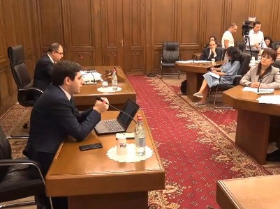 Մինչեւ ՍԴ գալը Հրայր Թովմասյանը եղել է ՀՀԿ անդամ եւ մի շարք առանցքային պաշտոններ է զբաղեցրել. «Իմ քայլը»