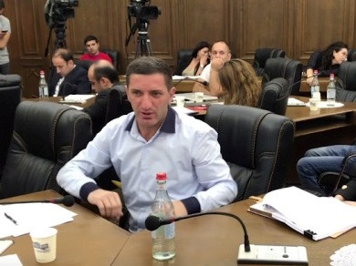 «Ի՞նչ, հումորի՞ ենք մենք եկել». Գեւորգ Պետրոսյանը անընդհատ ընդհատում էր Արման Բաբաջանյանին