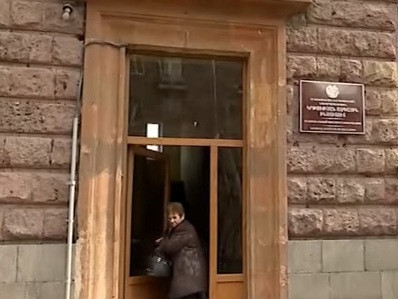 Կրթության ազգային ինստիտուտի կոլեկտիվը բողոքի ակցիա է անցկացրել նախարարության շենքի առջեւ
