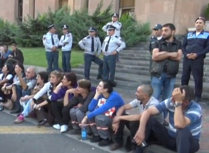 «Սանիթեքի» աշխատակիցներին ոստիկանները չտվեցին փակել քաղաքապետարանի դիմացի ճանապարհը