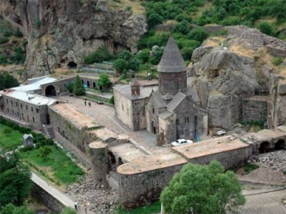 Արտակարգ դեպք Գեղարդավանքում. Վիճաբանել են վարդապետն ու կարգալույծ արված նախկին եկեղեցականները. Եկել էին 6-7 հոգով
