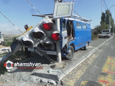 Երեւանում «ԵՐԱԶ»-ը Թբիլիսյան խճուղում հայտնվել է մայթին եւ տապալել լուսացույցը (ֆոտո)