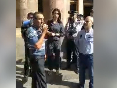 «Սանիտեքի» աշխատակիցները նստացույց են իրականացնում կառավարության դիմաց. նրանցից մեկը վատացավ