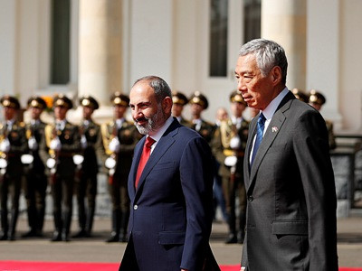 Singapore’s PM takes short walk in Yerevan, tastes Armenian lavash at local supermarket