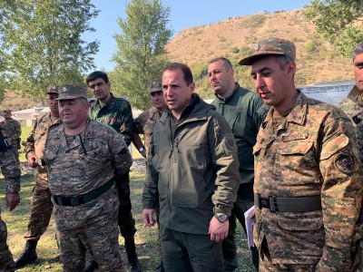 Armenia MOD tours military units of first military formation