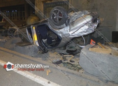 Երևանում Mercedes-ը բախվել է կայանված մեքենայի, ջարդուփշուր արել կարասներ և գլխիվայր շրջվել. կա վիրավոր