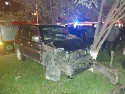 Րաֆֆու փողոցում Mitsubishi Pajero-ն բախվել է ծառին. 19-ամյա ուղեւորը դուրս է նետվել մեքենայից. վիճակը ծանր է (ֆոտո)
