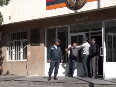 «Իմ որոշումը չեմ փոխելու». Գարիկ Սարգսյանը հեռացավ մարզպետարանի շենքից