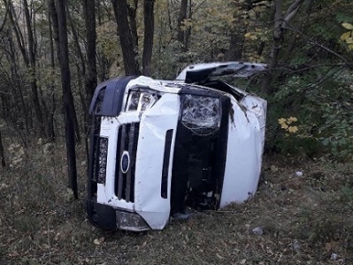 Երեւան-Դիլիջան ճանապարհին Ford Transit-ը 10 մետր գլորվել է ձորը. վարորդը եւ ուղեւորը ինքնուրույն դուրս են եկել (ֆոտո)