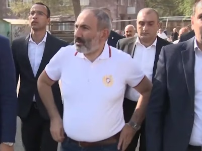 «Էս ինչի՞ եք սենց հանգիստ ման գալիս». Արմավիրցի կինը զարմացավ փողոցում շրջող Նիկոլ Փաշինյանին տեսնելով