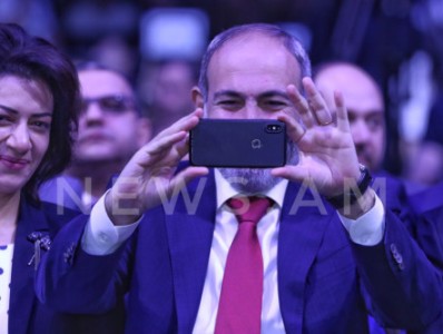 Նիկոլ Փաշինյանը «WCIT 2019»-ին եկավ Աննա Հակոբյանի եւ դստեր՝ Մարիամի հետ (ֆոտո)