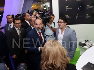 Նիկոլ Փաշինյանը շրջում է WCIT 2019 համաժողովի տաղավարներով (ֆոտո)