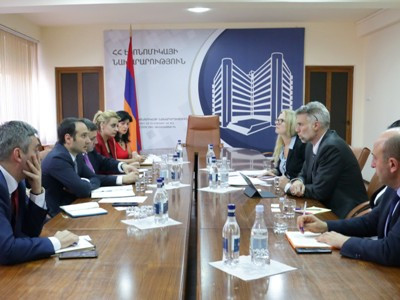 Էկոնոմիկայի փոխնախարարները ՀԲ թիմի հետ քննարկել են միջազգային  դոնորների համայնքի հետ համագործակցության ձեւաչափը