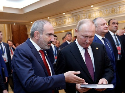 Armenia’s Pashinyan presents Russia’s Putin book on Karabakh (PHOTOS)
