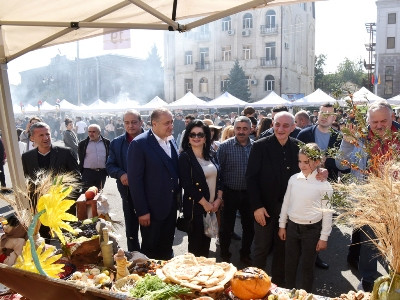 Բակո Սահակյանը Ստեփանակերտում այցելել է Գյուղատնտեսության աշխատողի օրվան նվիրված տոնավաճառ (ֆոտոռեպորտաժ)