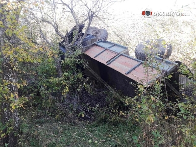 «ԳԱԶ 66»-ը սար բարձրանալիս մի քանի պտույտ գլորվել է ու հայտնվել տան բակում. Վարորդի վիճակը ծայրահեղ ծանր է (ֆոտո)