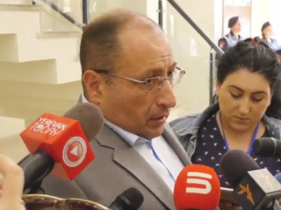 Կամ միջոցներ կձեռնարկեք, որ սենց բաներ դուրս չտան, կամ նույն բառերը ասելու եմ ձեր վերադասի հասցեին. Ալումյան
