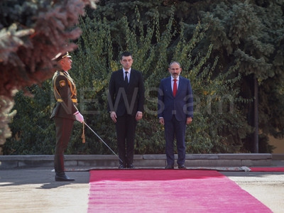 Armenia PM receives visiting Georgia counterpart (PHOTOS)