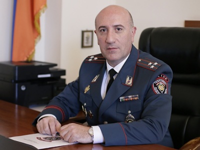 Ոստիկանապետի ժամանակավոր պաշտոնակատար Արման Սարգսյանն այցելել է վիրավորում ստացած ոստիկանին