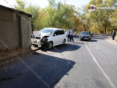 Երեւանում անչափահասը Toyota-ով բախվել է պատին. վիրավորները անչափահաս են. դիմապակուն եղել է գնդապետի անվամբ անցագիր