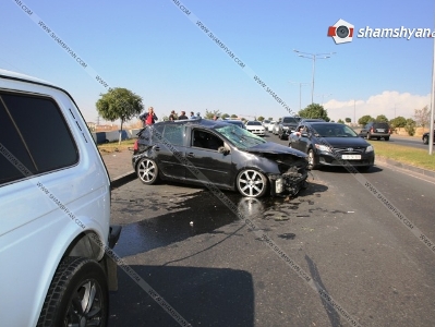 Երեւանում Volkswagen Golf-ը բախվել է եզրաքարին, տապալել այն եւ մի պտույտ շրջվելով՝ հայտնվել ճանապարհի մեջտեղում (ֆոտո)