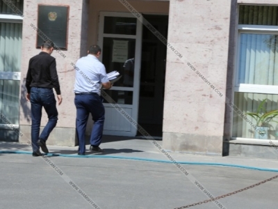 Արտակարգ դեպք Եղվարդի դատարանում. Ամբաստանյալը որովայնի շրջանում ինքնավնասում է արել. ժամանել են բժիշկներ (ֆոտո)
