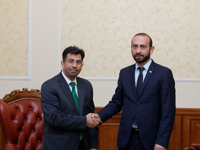 Armenian parliament speaker receives Aurora Prize winner Mirza Dinnayi