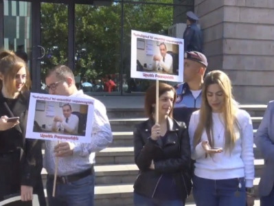 Rally outside Yerevan court: Arsen Babayan supporters waiting for decision to be made public