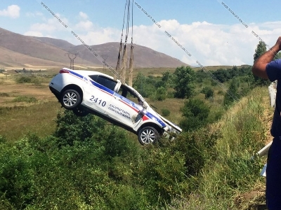Բացառիկ տեսանյութ. «Օպելը» դիտավորյալ բախվում է զինակոչիկներին ուղեկցող ՃՈ ավտոմեքենային, վերջինս գլորվում է ձորը