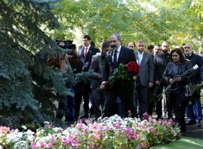 Armenian PM honors memory of October 27 attack victims