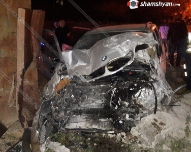 Խոշոր վթար Կոտայքում. BMW X5-ը բախվել է Nissan-ին, իսկ հետո՝ շինության պատին. կա վիրավոր (ֆոտո)