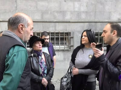 «Հիմա մենք կգնանք եւ ցույց կտանք թավշյա բուրմունքը». Եկմալյանի 4-16 շենքերի բնակիչները բողոքում են