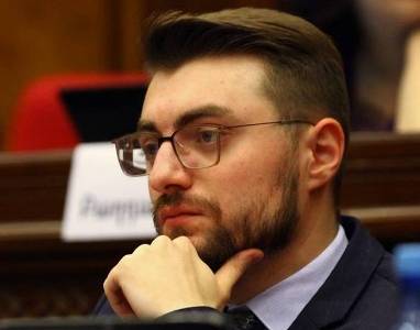 «Իրատես». Հայաստանում աբսուրդի թատրոնը նոր թափ է հավաքում. ռեժիմը սիրո՞ւմ է կոռումպացվածներին