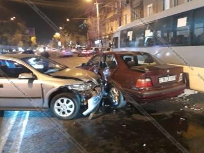 Շղթայական վթար Երեւանում. բախվել են BMW, Audi, Hyundai, Opel մեքենաները. վարորդներից մեկը բժիշկ է (ֆոտո)